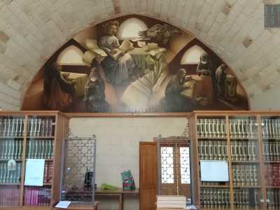 Una suora ci indica un affresco in fondo alla sala che ritrae alcune sorelle in compagnia di San Benedetto, la sua gemella Santa Scolastica e l�aquila di San Giovanni